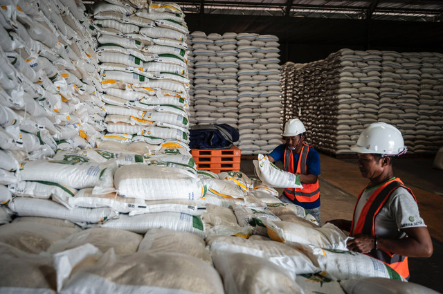 Petugas menata karung beras di Gudang Bulog Tambak Aji, Semarang, Jawa Tengah, Senin (6/4/2026). Foto: Aprillio Akbar/ANTARA FOTO