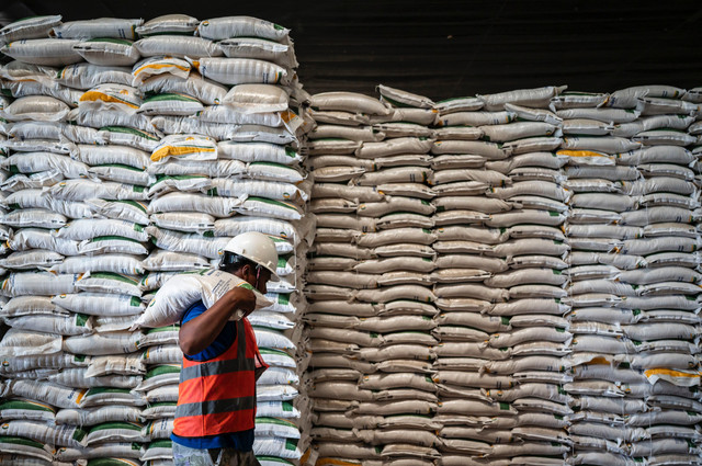Petugas mengangkut karung beras di Gudang Bulog Tambak Aji, Semarang, Jawa Tengah, Senin (6/4/2026). Foto: Aprillio Akbar/ANTARA FOTO