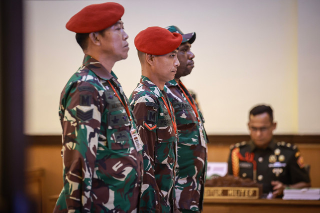 Terdakwa Kopda Feri Heriyanto, Serka Mochamad Nasir, dan Serka Frengky Yaru menjalani sidang perdana kasus dugaan penculikan dan pembunuhan kacab bank di Pengadilan Militer II-08, Jakarta, Senin (6/4/2026). Foto: Dhemas Reviyanto/ANTARA FOTO