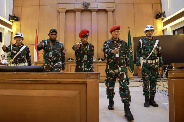 Terdakwa Serka Frengky Yaru, Kopda Feri Heriyanto dan Serka Mochamad Nasir bersiap meninggalkan ruangan usai sidang perdana kasus dugaan penculikan dan pembunuhan kepala cabang (kacab) bank di Pengadilan Militer II-08, Jakarta, Senin (6/4/2026). Foto: Dhemas Reviyanto/ANTARA FOTO