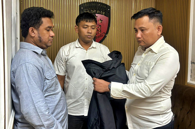 Pria berjaket polisi (kiri) viral saat mendatangi kantor Polsek Pondok Aren, Senin (6/4/2026). Foto: Dok. Istimewa