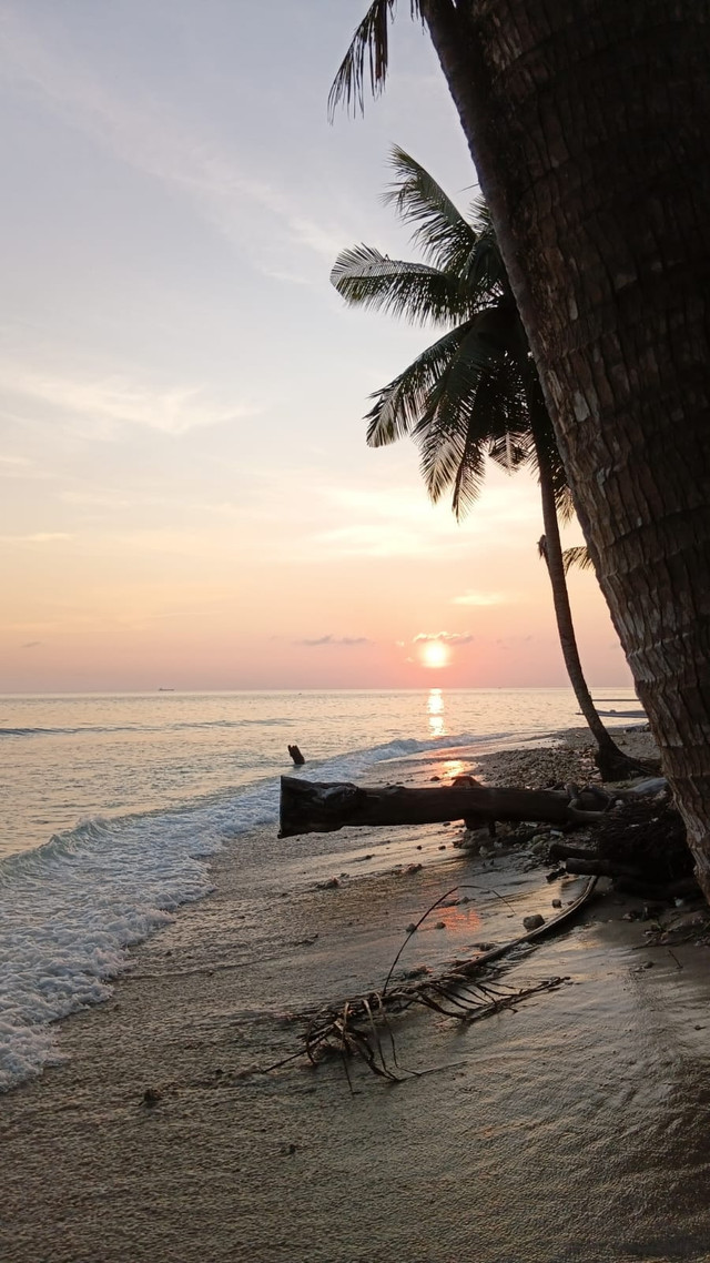 Senja di pesisir Pantai Mandar. Foto: Dokumentasi pribadi