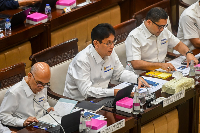 Menteri Keuangan Purbaya Yudhi Sadewa bersama Sekjen Kemenkeu Robert Marbun dan Dirjen Strategi Ekonomi dan Fiskal Febrio Kacaribu mengikuti rapat kerja bersama Komisi XI DPR di Kompleks Parlemen, Senayan, Jakarta, Senin (6/4/2026). Foto: Rivan Awal Lingga/ANTARA FOTO