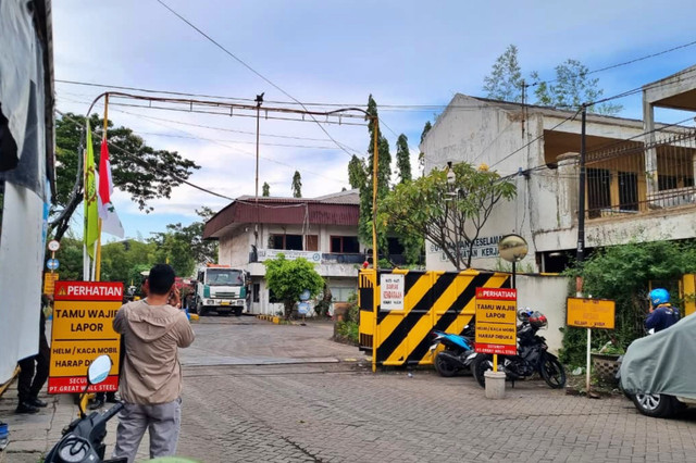Lokasi diduga terjadi ledakan misterius di pabrik PT Hanil Jaya Steel, Jalan Brigjend Katamso, Kabupaten Sidoarjo, Senin (6/4/2026). Foto: Farusma Okta Verdian/kumparan