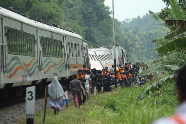 Petugas berada di lokasi anjloknya KA (161) Bangunkarta relasi Jombang-Pasarsenen di Emplasemen Stasiun Bumiayu, km 312+1, pada Senin pukul 14.15 WIB. Foto: Dok. KAI