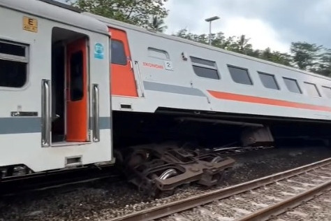 Kereta Api (KA) Bangunkarta anjlok di emplasemen Bumiayu, Kabupaten Brebes, Jawa Tengah, Senin (6/4/2026). Foto: Instagram/@insta_bumiayu