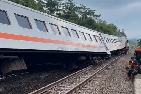 Kondisi Kereta Api (KA) Bangunkarta anjlok di emplasemen Bumiayu, Kabupaten Brebes, Jawa Tengah, Senin (6/4/2026). Foto: Instagram/@insta_bumiayu