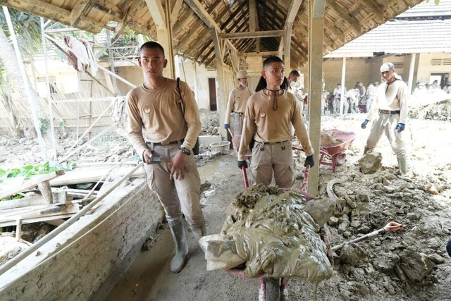 Praja IPDN bahu membahu bersihkan lumpur di Istana Benua Raja, Aceh Tamiang, Aceh, pada Sabtu (4/4/2026). Foto: Satgas PRR