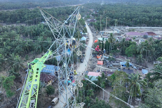 Petugas PLN menangani saluran listrik yang terdampak bencana di Aceh. Foto: Satgas PRR