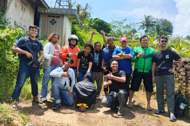 Anggota Sat Reskrim Polres Purwakarta dan Tim Resmob Ditreskrimum Polda Jabar saat menangkap pelaku penganiayaan tuan rumah hajatan Purwakarta, Senin (6/4/2026). Foto: Polda Jabar