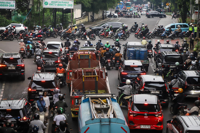 Kepadatan lalu lintas di Jalan DI Panjiatan, Jakarta, Senin (6/4/2026). Foto: Iqbal Firdaus/kumparan