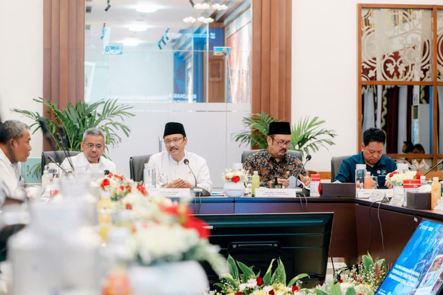 Mensos Saifullah Yusuf (Gus Ipul) dalam Rapat Tingkat Menteri Realokasi Anggaran Bansos di kantor Kementerian PPN/Bappenas, Jakarta Pusat, Senin (6/4/2026). Foto: Kemensos RI
