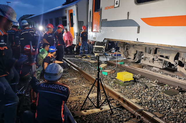 Petugas melakukan perbaikan dan penanganan KA Bangunkarta relasi Jombang-Pasarsenen yang anjlok di emplasemen Bumiayu Km 312+1, Bumiayu, Brebes, Jawa Tengah, Senin (6/4/2026). Foto: Humas KAI Daop 5/HO/ANTARA FOTO