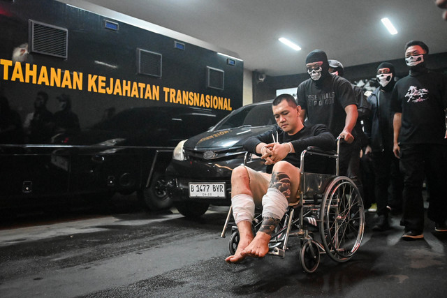 Terduga pemasok narkoba Andre Fernado alias The Doctor (kiri) duduk di kursi roda setibanya di Bareskrim Polri, Jakarta, Senin (6/4/2026). Foto: Sulthony Hasanuddin/ANTARA FOTO 