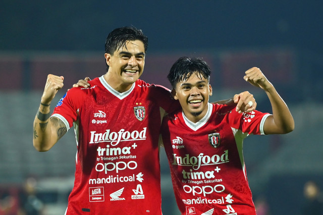 Selebrasi pemain Bali United usai mencetak gol ke gawang PSBS Biak pada pertandingan Super League di Stadion Kapten I Wayan Dipta, Gianyar, Bali, Senin (6/4/2026).  Foto: Fikri Yusuf/ANTARA FOTO