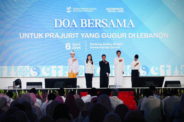 Siswa-siswi Sekolah Rakyat (SR) dari wilayah Jabodetabek memimpin doa bersama lintas agama yang diselenggarakan oleh Kementerian Sosial untuk tiga prajurit TNI yang gugur dalam tugas perdamaian di Lebanon. Foto: Kemensos RI