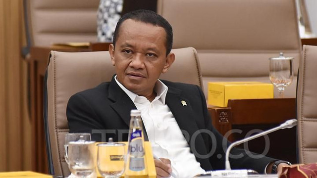 Ilistrasi: Bahlil Sedang Rapat Mengenai langkah Yang Diaambil Untuk Kenaikan Harga BBM.. Foto :ShutterStock