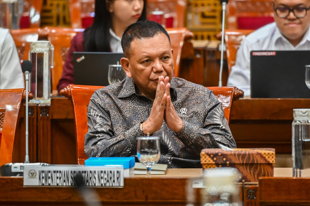 Wamensesneg Bambang Eko Suhariyanto bersiap mengikuti rapat kerja dengan Komisi X DPR di Kompleks Parlemen, Senayan, Jakarta, Senin (6/4/2026). Foto: Rivan Awal Lingga/ANTARA FOTO