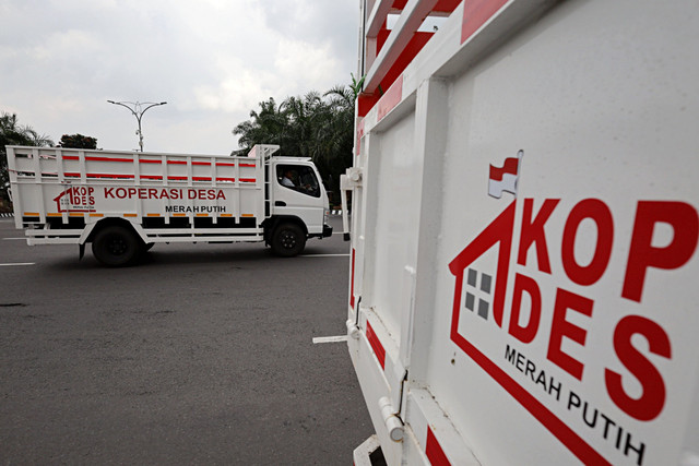 Petugas mengendarai truk Koperasi Desa/Kelurahan Merah Putih (KDKMP) saat pendistribusian di kawasan Monumen Simpang Lima Gumul, Kabupaten Kediri, Jawa Timur, Senin (6/4/2026). Foto: Prasetia Fauzani/ANTARA FOTO