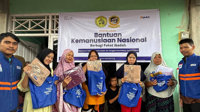 Alam Sunda bersama DT Peduli bagikan 1000 paket ibadah untuk para penyintas bencana di Sumatera (Sumber : DT Peduli)