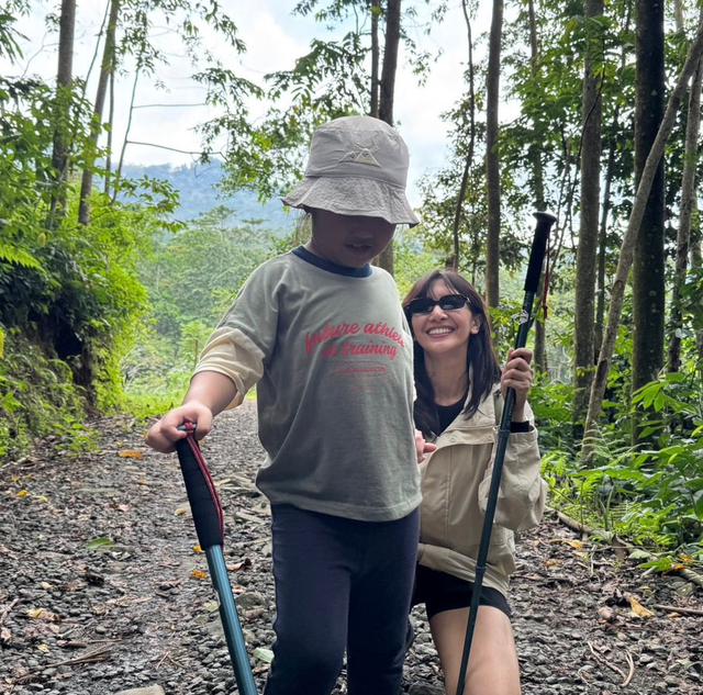 Sheila dara trekking bareng keluarga Dion Wiyoko. Foto: Instagram/@dionwiyoko