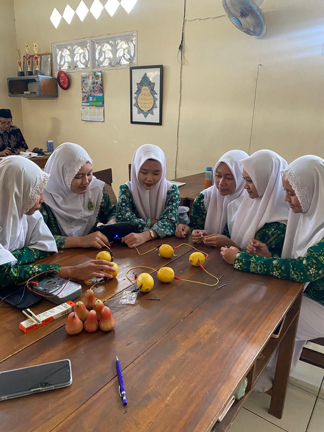 Pembelajaran sains di Madrasah Aliyah Raudlatut Tholibin Pakis. Foto: Dokumentasi pribadi