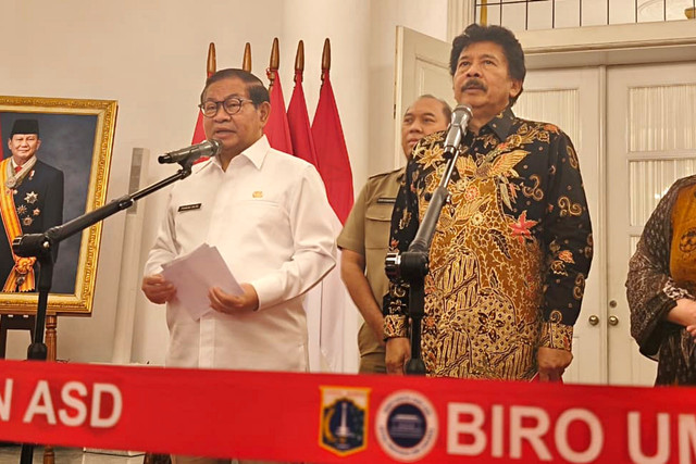 Gubernur DKI Jakarta, Pramono Anung bersama Kepala Badan Pembinaan Ideologi Pancasila (BPIP), Yudian Wahyudi, saat memberikan keterangan usai Acara Sosialisasi Pembelajaran Pendidikan Pancasila, di Balaikota DKI Jakarta, Selasa (7/4/2026). Foto: Jeni Ritanti/kumparan