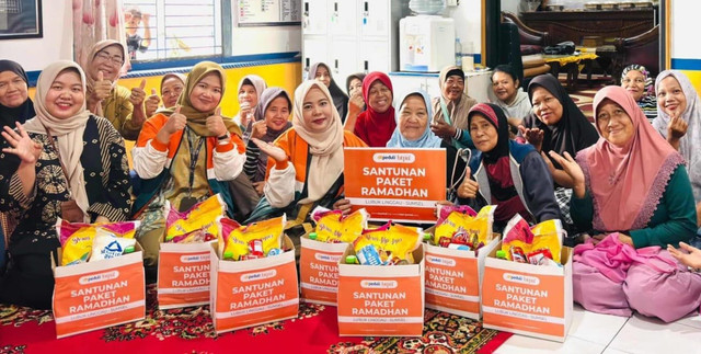 Berbagi Bingkisan Sembako bersama BTPN Syariah dan DT Peduli Lubuklinggau (Sumber : DT Peduli)