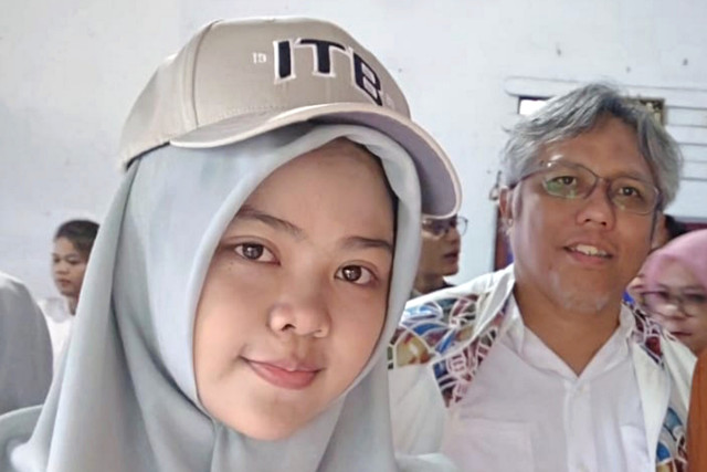 Assyifa Rahma Fiandra bersama Rektor ITB Tatacipta Dirgantara. Foto: Dok. Istimewa