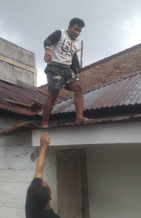 Maling kejar-kejaran di atap rumah warga di Pematansiantar, Senin (6/4) dok Istimewa