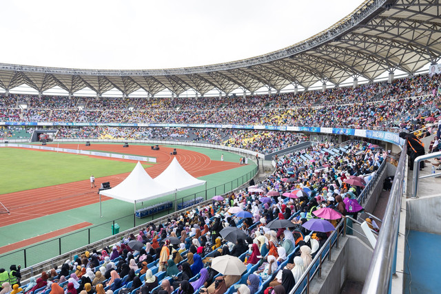 Lebih 60 ribu warga menyaksikan lomba menghafal Al-Quran di Stadion Nasional di Dar es Salaam, Tanzania, 5 April 2026. Foto: X/@Saudi_Moia