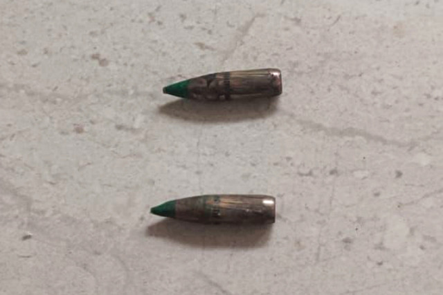 Peluru yang mengenai siswa SMP 33 Gresik yang diduga berasal dari latihan tembak TNI AL Korps Marinir di Lapangan Tembak Bumi Marinir Karangpilang, Surabaya. Foto: Dok. Istimewa