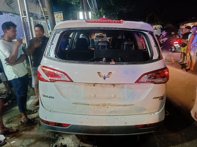 Warga melihat kondisi mobil yang menabrak sepeda motor di Jalan Raya Jepara-Bangsri Jawa Tengah pada Senin (6/4/2026). Foto: Dok. Polres Jepara