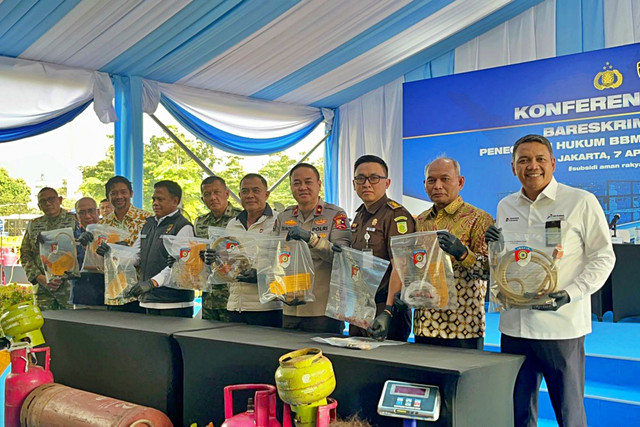 Konferensi Pers terkait penyalahgunaan BBM dan Gas LPG bersubsidi sepanjang tahun 2025-2026 di Lapangan Bhayangkara, Selasa (7/4/2026). Foto: Rayyan/Kumparan