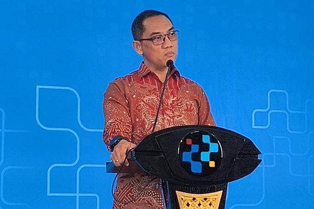 Dirjen Pengawasan Ruang Digital Komdigi, Alexander Sabar, saat memberikan keterangan di Press Room, Kementerian Komunikasi dan Digital (Komdigi), Selasa (7/4/2026). Foto: Jeni Ritanti/kumparan