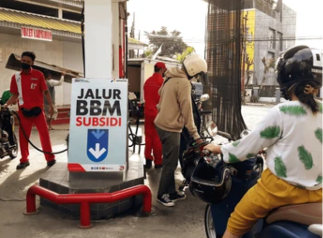 Sepeda motor  antri di spbu dengan jalur bbm subsidi. Foto: sumber Shutterstock
