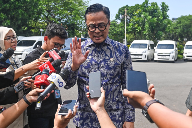Kepala BP BUMN Dony Oskaria menjawab pertanyaaan wartawan saat akan mengikuti rapat terbatas yang dipimpin Presiden Prabowo Subianto di Kompleks Istana Kepresidenan, Jakarta, Selasa (7/4/2026). Foto: Galih Pradipta/ANTARA FOTO
