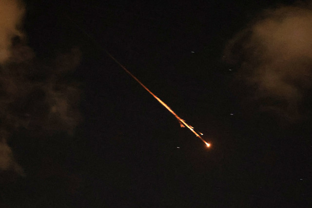 Jejak rudal terlihat melintasi langit di atas Netanya, Rabu (8/4/2026), di tengah meningkatnya ketegangan antara Iran dan Israel. Foto: Jack Guez/AFP