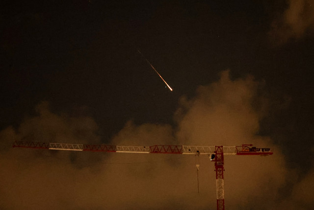 Jejak rudal terlihat melintasi langit di atas Netanya, Rabu (8/4/2026), di tengah meningkatnya ketegangan antara Iran dan Israel. Foto: Jack Guez/AFP
