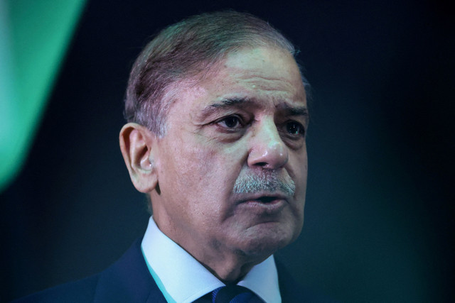 Perdana Menteri Pakistan Shehbaz Sharif memperhatikan jalannya konferensi bisnis dan investasi, selama kunjungan resminya di Kuala Lumpur, Malaysia, 6 Oktober 2025. Foto: Hasnoor Hussain/REUTERS