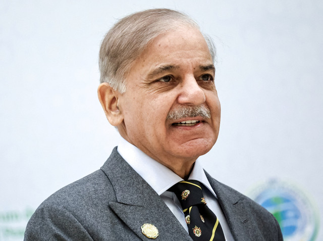 Shehbaz Sharif tiba untuk menghadiri sesi pleno forum internasional yang membahas Tahun Perdamaian dan Kepercayaan Internasional serta Hari Netralitas Internasional di Pusat Kongres Ashgabat, Ashgabat, Kamis (12/12/2025). Foto: Alexander Kazakov/Pool/Reuters