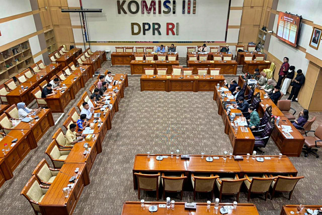 RDPU Komisi III bersama Perhimpunan Mahasiswa Hukum Indonesia (Permahi) di DPR, Rabu (8/4/2026). Foto: Abid Raihan/kumparan
