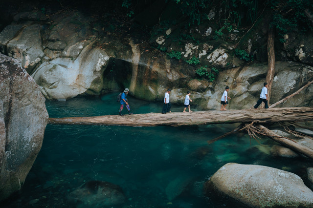 Aktivitas trekking di kawasan Desa Sejahtera Astra Nyarai yang menawarkan potensi wisata alam berupa lubuk dan kolam alami di kawasan Bukit Barisan. Pengembangan ekowisata ini menjadi alternatif sumber penghidupan masyarakat yang sebelumnya bergantung pada aktivitas penebangan kayu di kawasan hutan. Foto: Dok. Astra