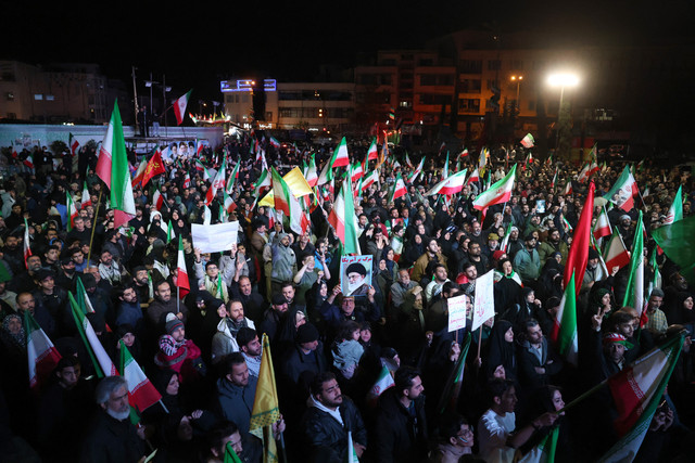 Warga berkumpul di Lapangan Enqelab, Teheran, Rabu (8/4/2026), menyusul pengumuman gencatan senjata antara Iran dan Amerika Serikat. Foto: STR / AFP