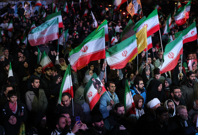 Warga berkumpul di Lapangan Enqelab, Teheran, Rabu (8/4/2026), menyusul pengumuman gencatan senjata perang antara Iran dan Amerika Serikat. Foto: STR / AFP