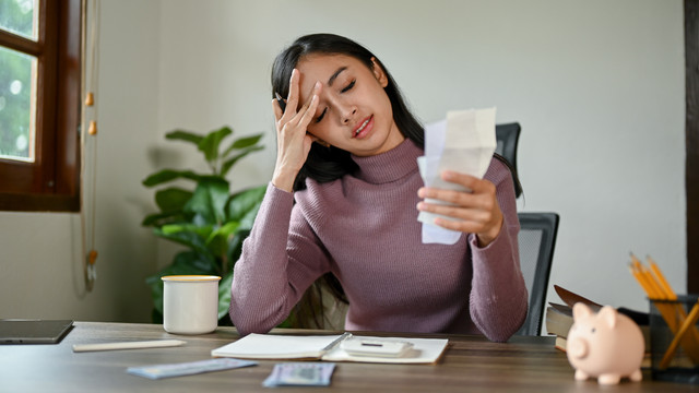  Ilustrasi perempuan pusing memikirkan keuangan. Foto: BongkarnGraphic/Shutterstock