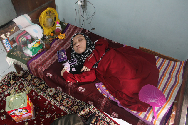 Fatimah hanya bisa terbaring di atas bed di rumahnya. Foto: Vega Maarijil Ula/kumparan