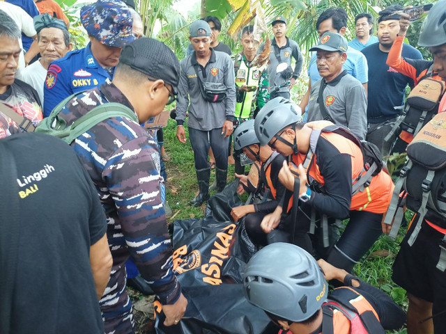 Proses evakuasi kakek dan cucu tewas terseret arus sungai di sungai Tukad Aye di Banjar Dinas Kanginan, Buleleng. Foto: Dok. Basarnas Bali