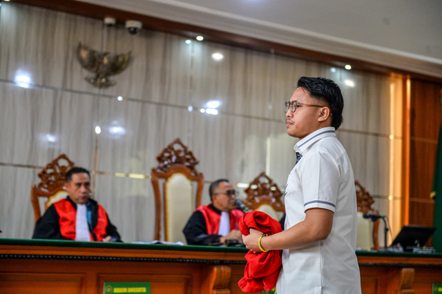 Terdakwa dugaan kasus penghinaan terhadap Suku Sunda Muhammad Adimas Firdaus Putra Nasihan alias Resbob menjalani persidangan di Pengadilan Negeri Bandung, Jawa Barat, Rabu (8/4/2026). Foto: Raisan Al Farisi/ANTARA FOTO