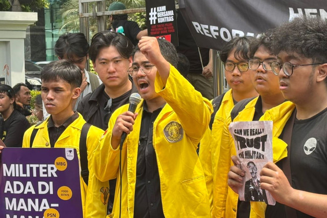 BEM UI saat memberikan pernyataan sikap solidaritas terhadap Andrie Yunus di Mahkamah Konstitusi, Jakarta Pusat, Rabu (8/4/2026). Foto: Ryan Iqbal/kumparan